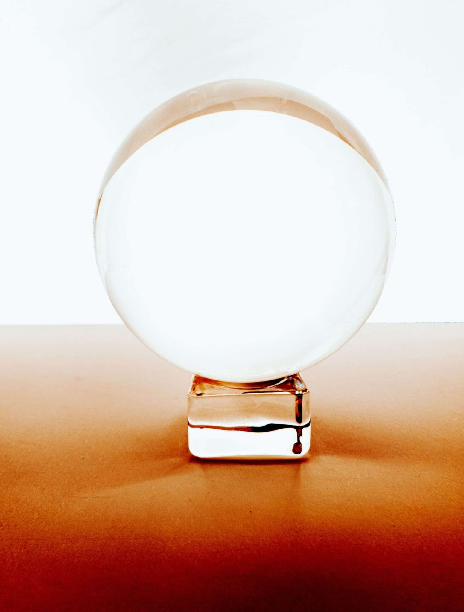 Bola de cristal con peana 8 cm