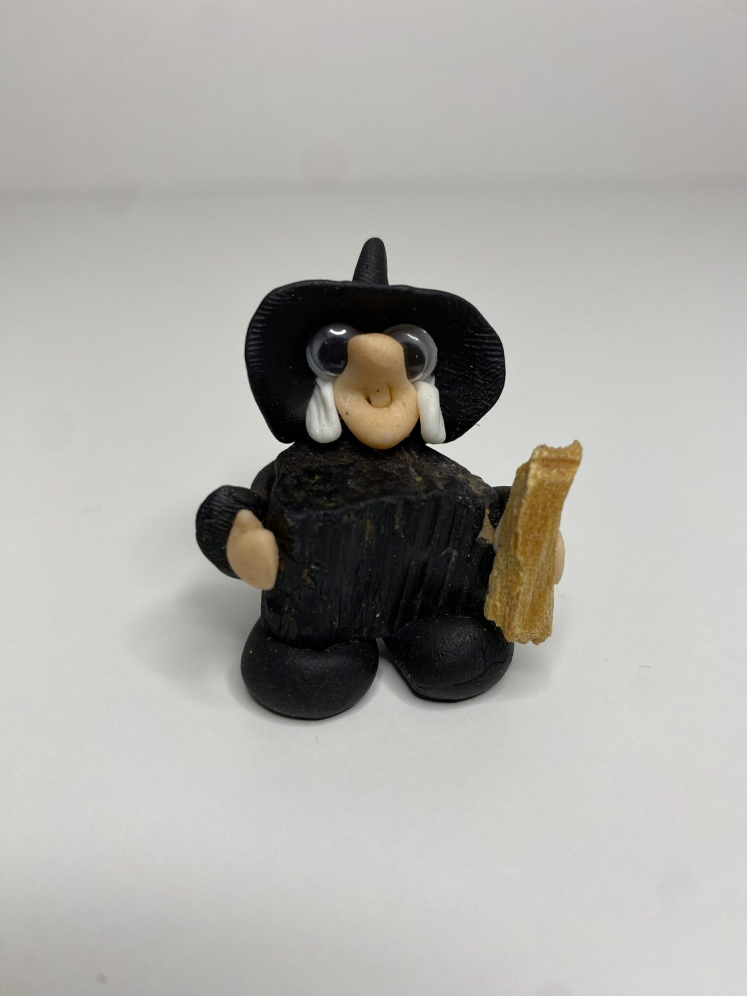 Bruja con turmalina en bruto