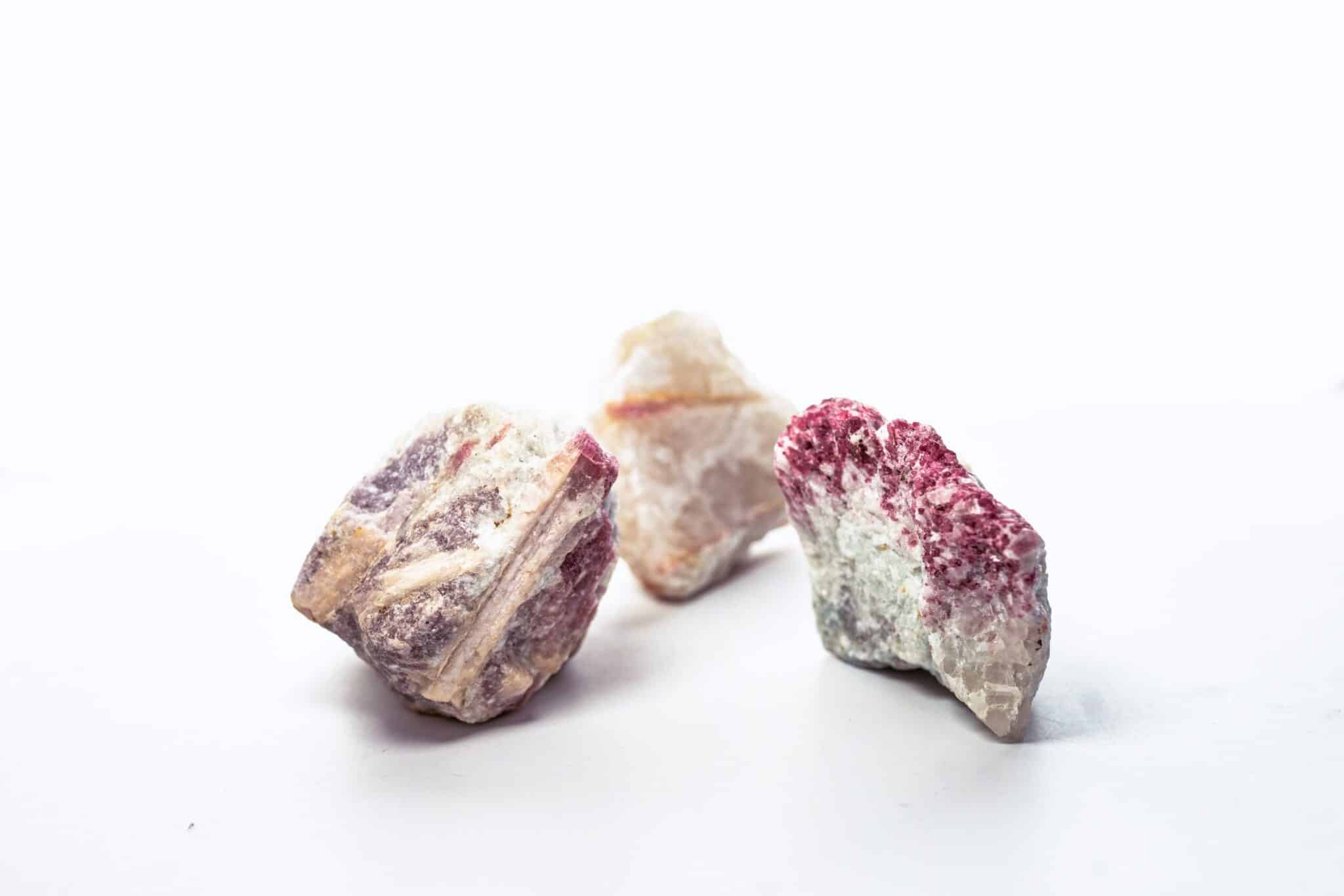 Turmalina rosa en matriz de cuarzo