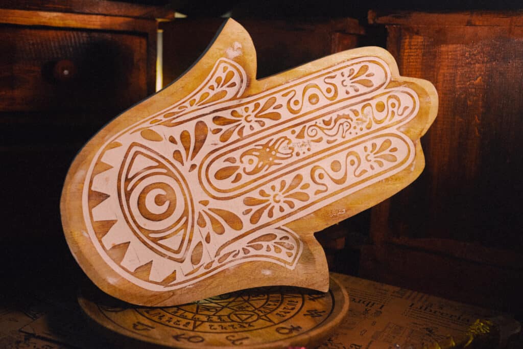 bandeja mano de fatima 22x30x3 de madera