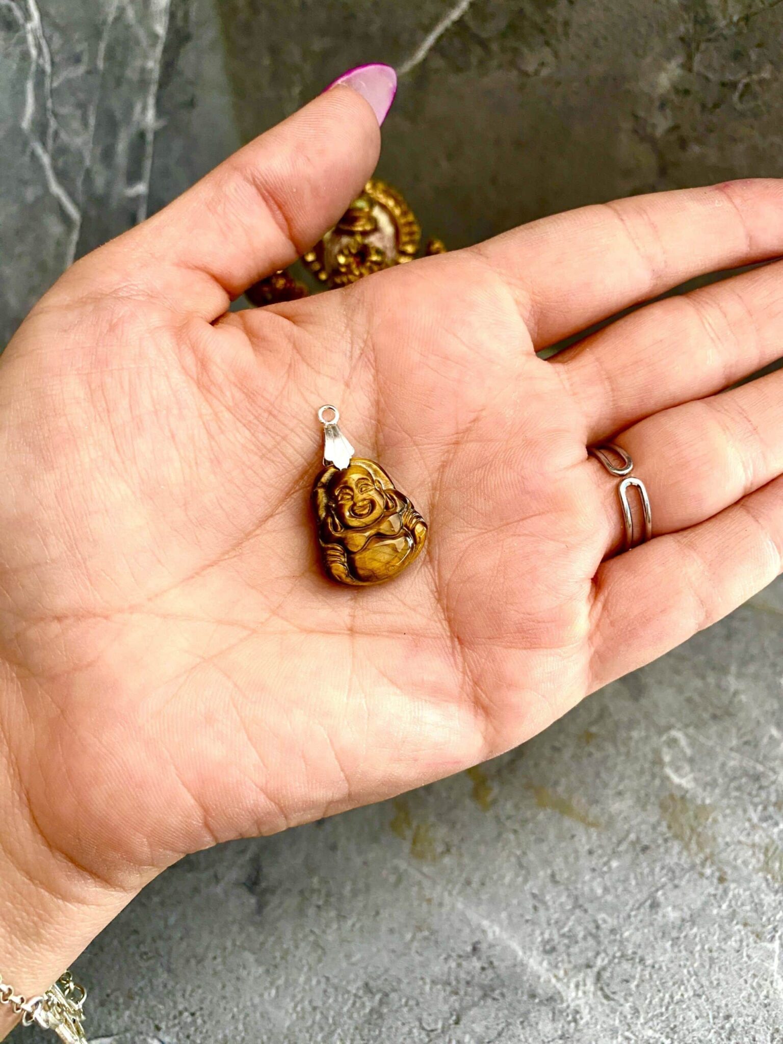 Colgante de ojo de tigre tallado