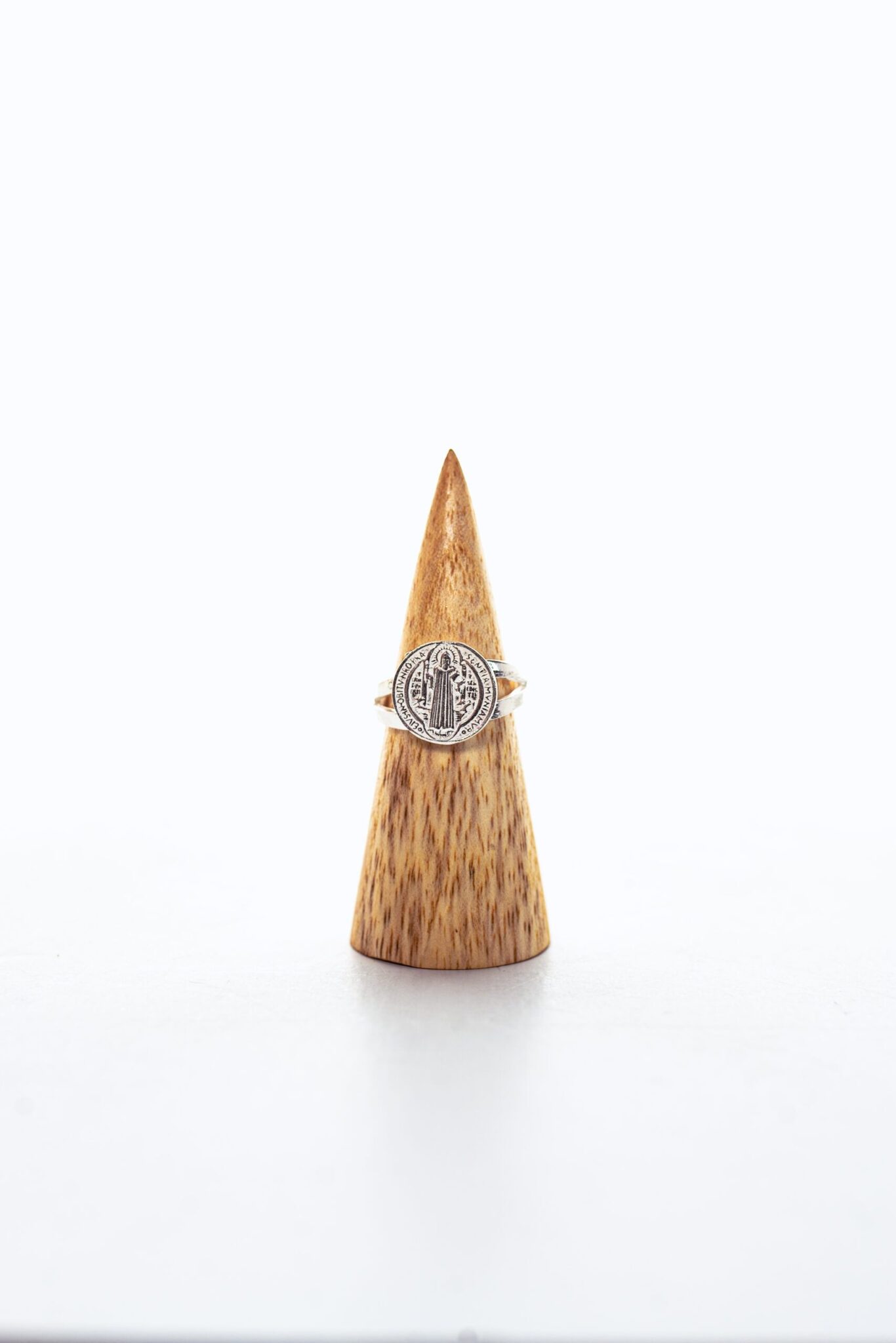 Anillo de plata San Benito ajustable