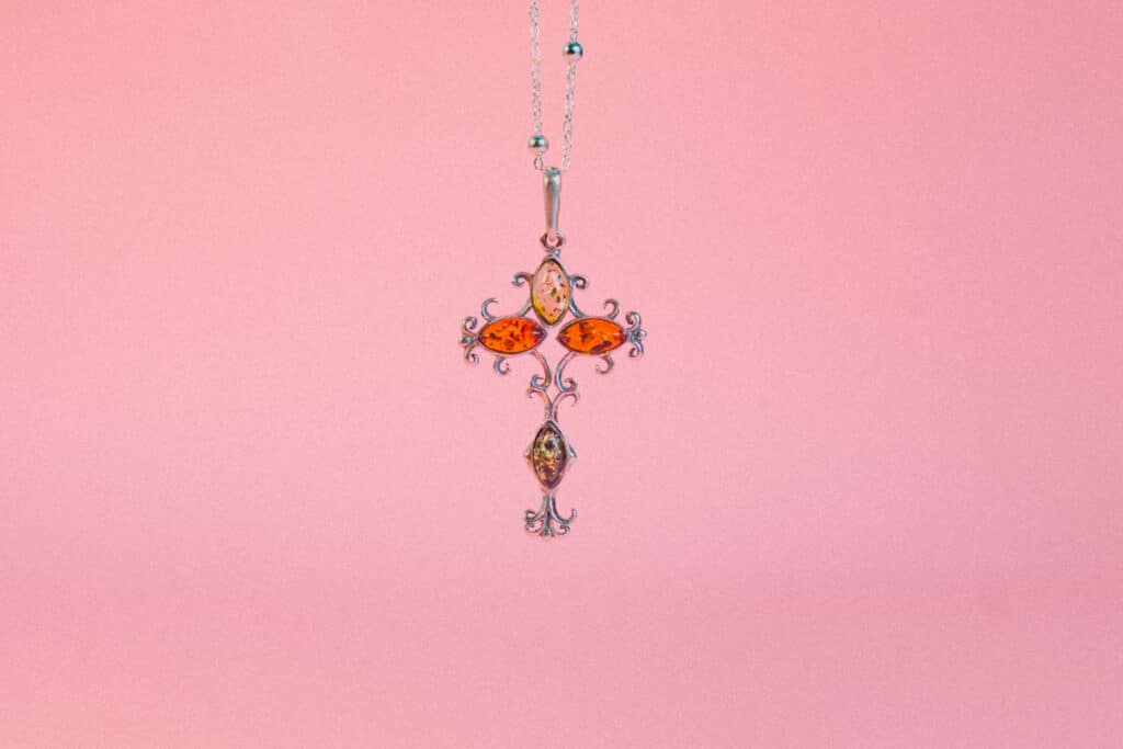 Cruz de ámbar báltico con filigrana