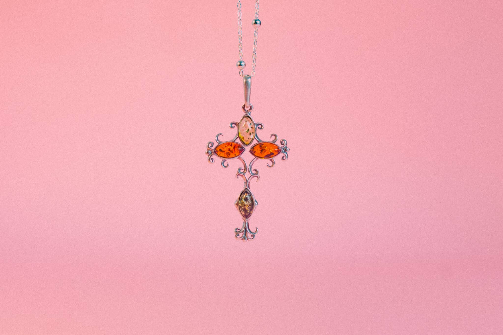 Cruz de ámbar báltico con filigrana