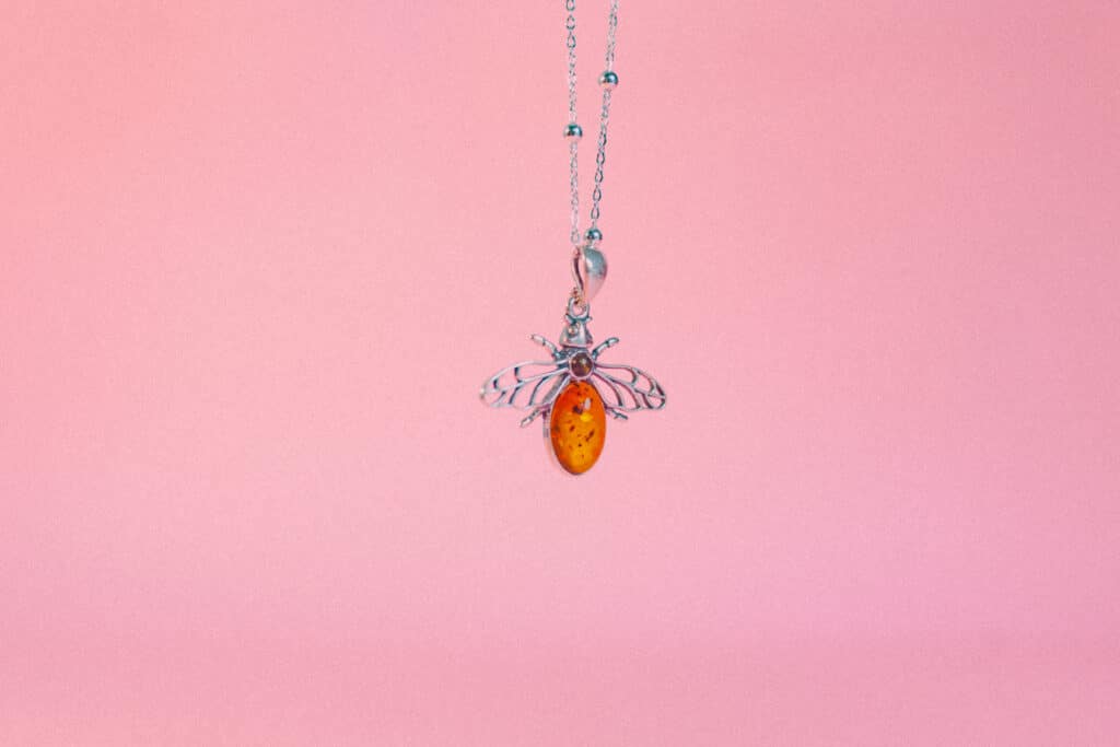 Abeja ámbar báltico