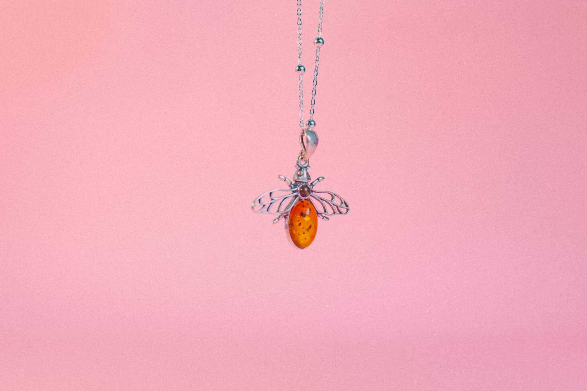 Abeja ámbar báltico