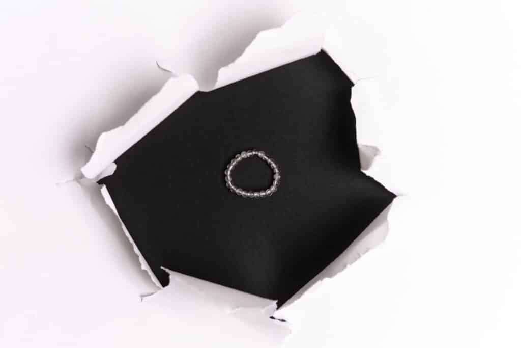 Anillo elastico de cuarzo blanco