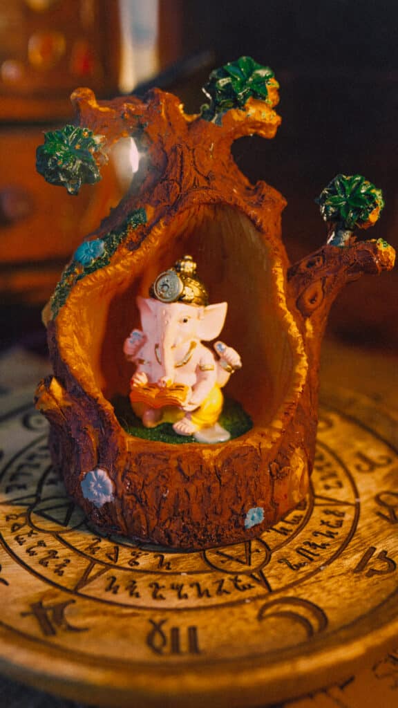 Figura ganesha en árbol