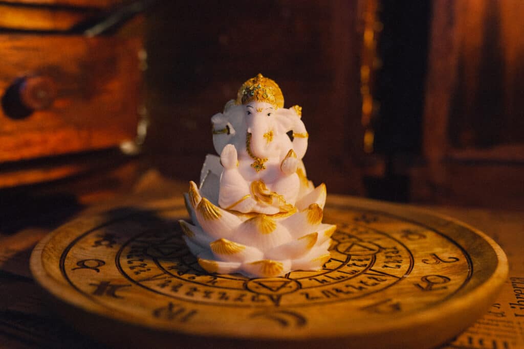 ganesha blanca/ oro sobre flor de loto 8 cm