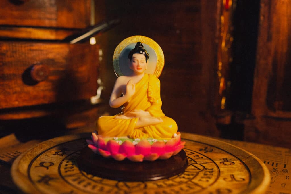 figura budha tallado base madera