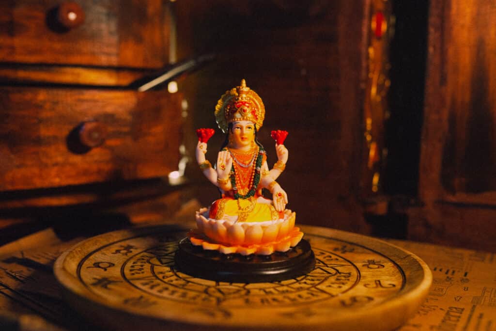 figura laksmi tallada base de madera