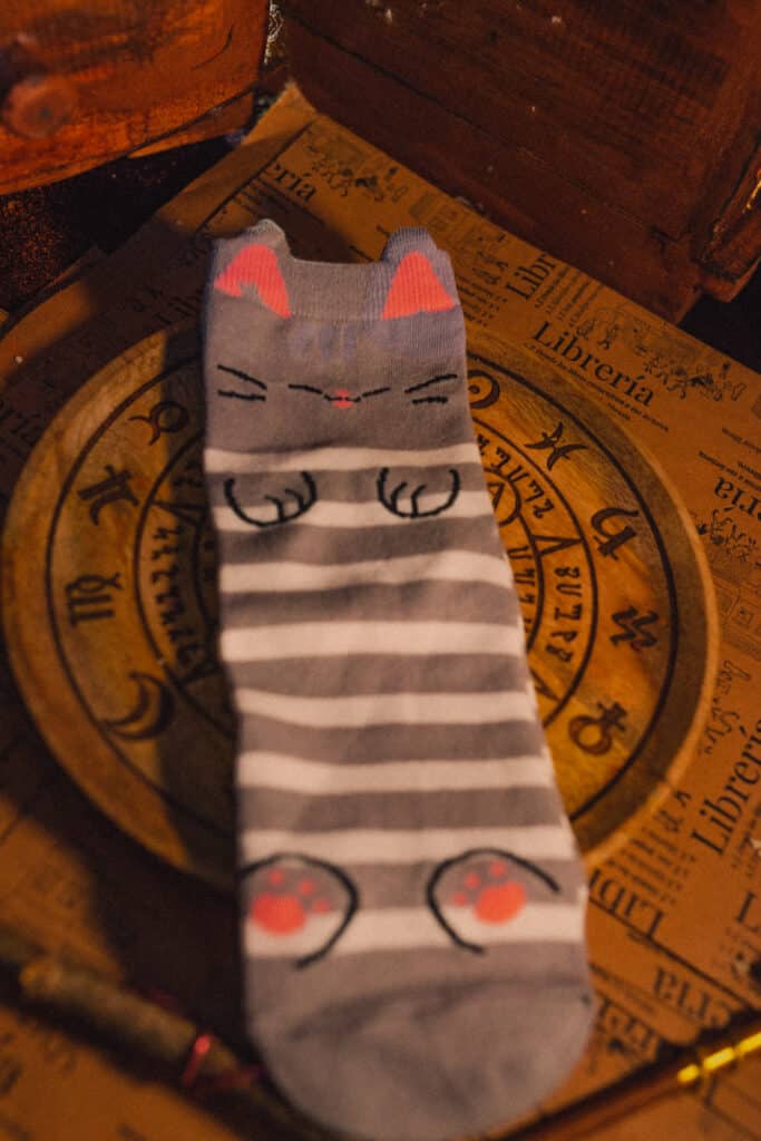 calcetines gato gris
