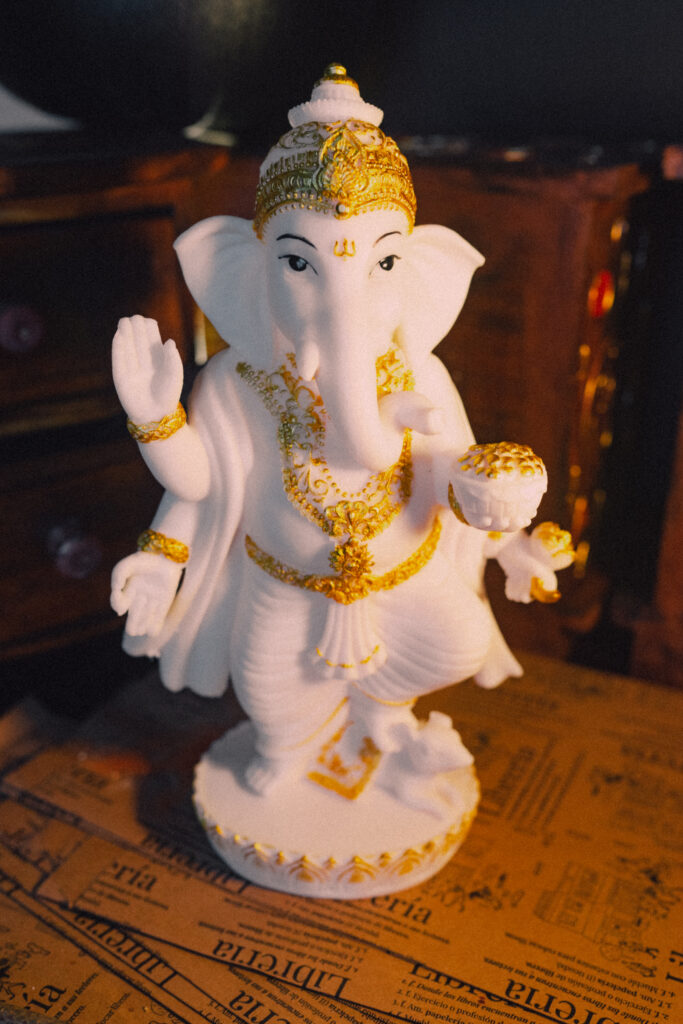 ganesha de pie blanca y dorada 28 cm