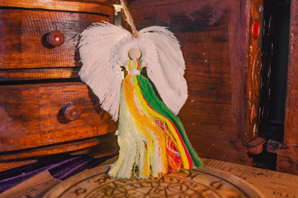 angel macrame hati hati