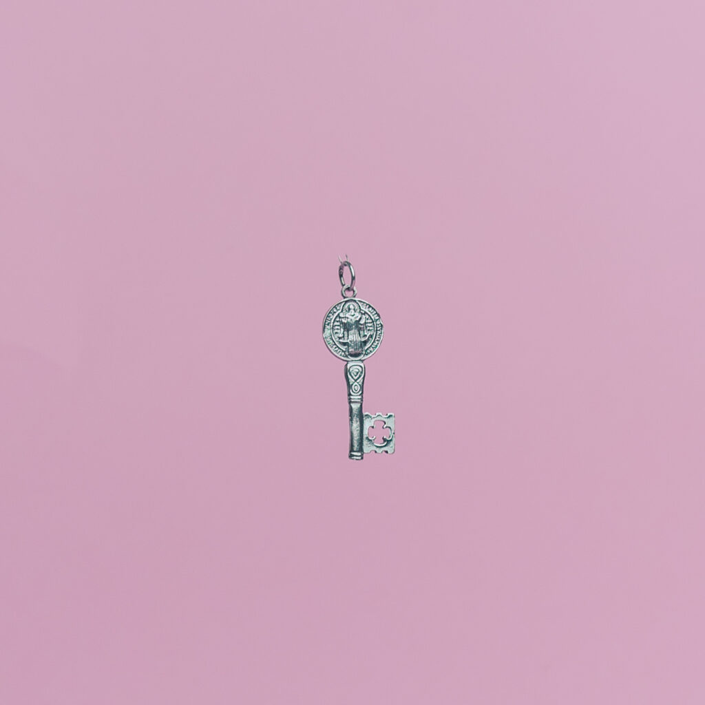 Colgante San Benito plata envejecida