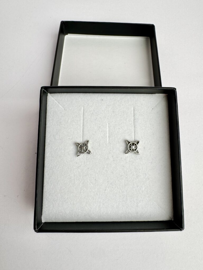 pendientes mini nudo bruja plata activados