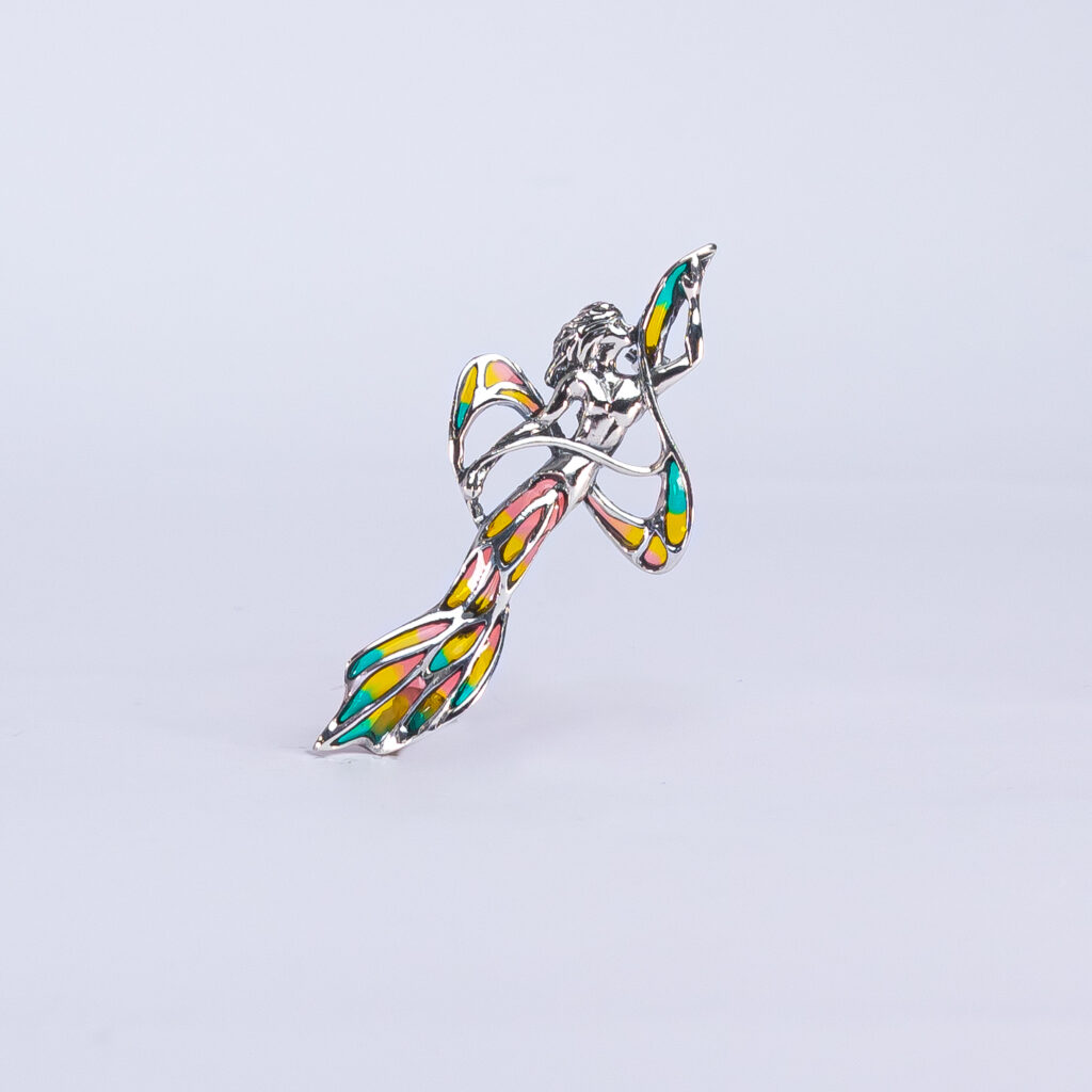 broche ninfa nadando