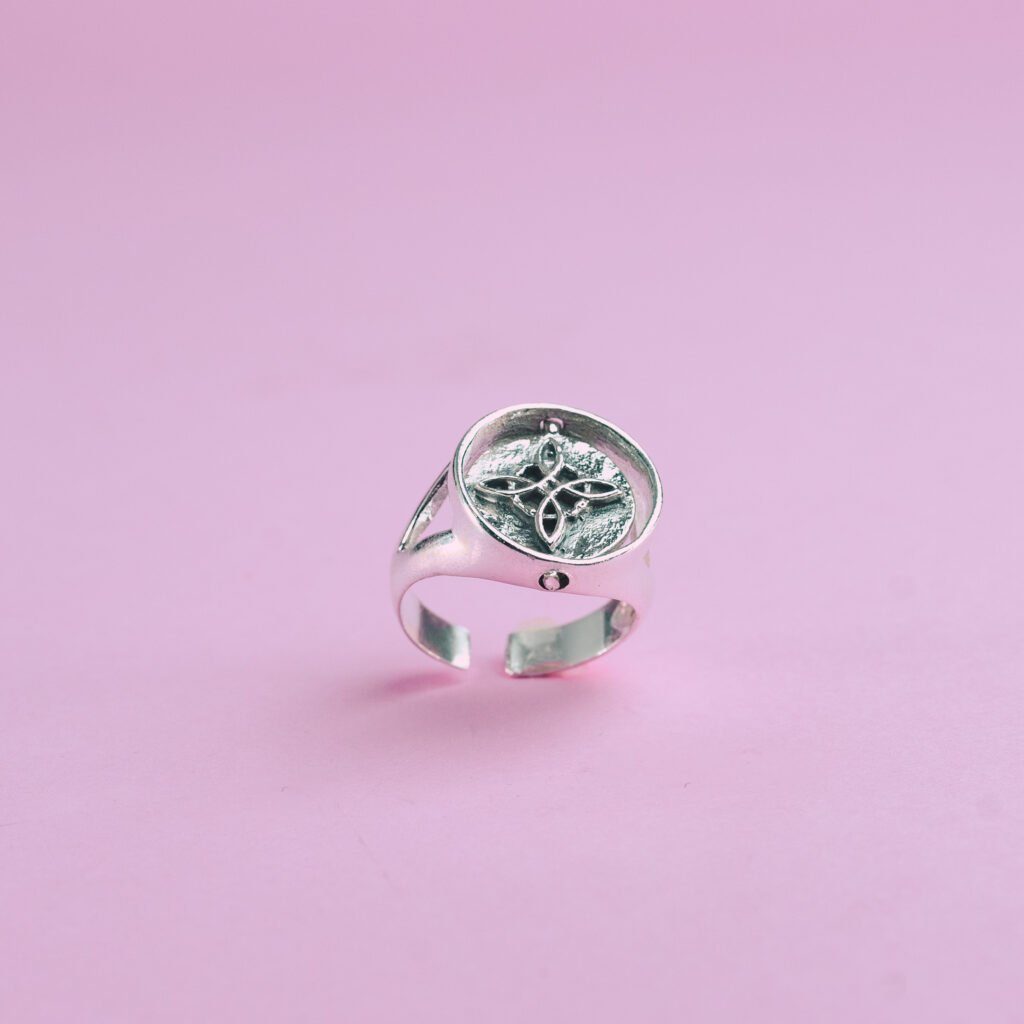 anillo giratorio medalla nudo y tetra ajustable