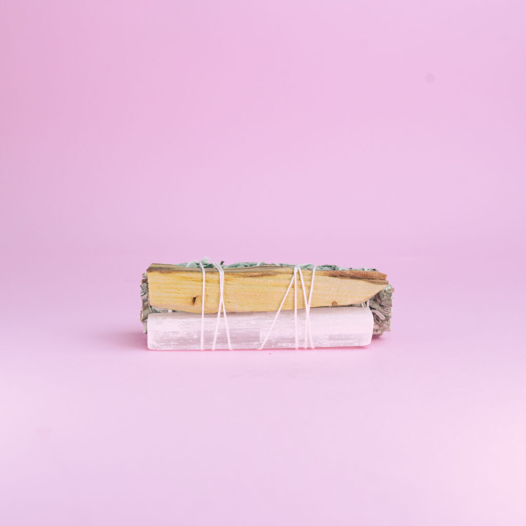 Atado de salvia blanca, palo santo y vara de selenita